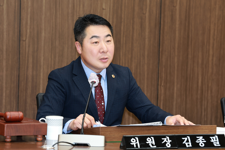 ▲ 김종필 충북도의회 예산결산특별위원장이 25일 위원회 회의실에서 열린 ‘2025년도 제3회 충북도 추가경정예산안 심사 회의’에서 오송참사 추모비 설치사업 예산편성 과정의 문제점을 지적하고 있다. /충북도의회