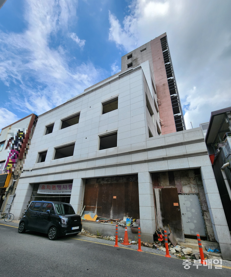 ▲ 보은군 보은읍 한 복판에 공사 중단된 채 방치되고 있는 오피스텔 건물. 토지주와 건축주가 따로 따로 있는 상황에서 토지주가 땅값을 많이 요구해 공사 재개에 어려움을 겪고 있다. / 김영이