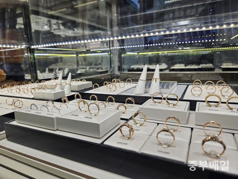▲ 13일 청주시 성안동 한 귀금속 매장에 금으로 만든 반지가 진열돼 있다. / 손수민