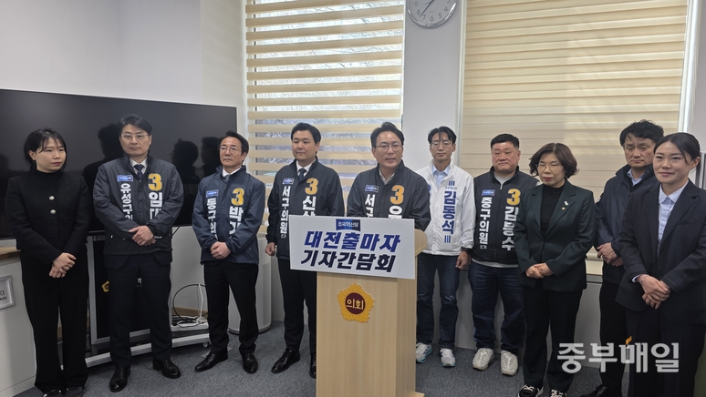 조국혁신당 대전 출마예자들 “양당 체제 타파… 지방정치 혁신” 대문사진, 이미지 설명: ▲ 조국혁신당 대전지역 출마예정자들이 20일 대전시의회 기자실을 찾아 각오를 다지고 있다. /황인제
