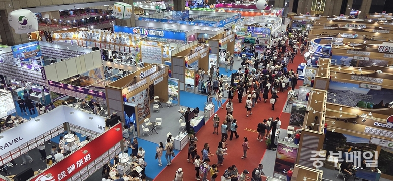 ▲ 지난 23일 대만 타이베이 세계무역센터에서 열린 ‘2026 한국여행엑스포(Korea Travel Expo)’ 행사장이 현지 관람객들로 붐비고 있다. 한국 45개 지방자치단체와 관광기관, 기업 등이 참가한 이번 행사에는 4일간 약 35만명이 찾았다. / 김미나