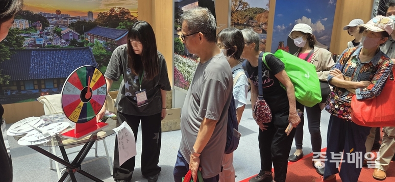 ▲ 지난 23일 대만 타이베이 세계무역센터에서 열린 ‘2026 한국여행엑스포(Korea Travel Expo)’  청주시 홍보 부스에 대만 현지 관람객들이 룰렛돌리기 이벤트를 하고 있다. / 김미나