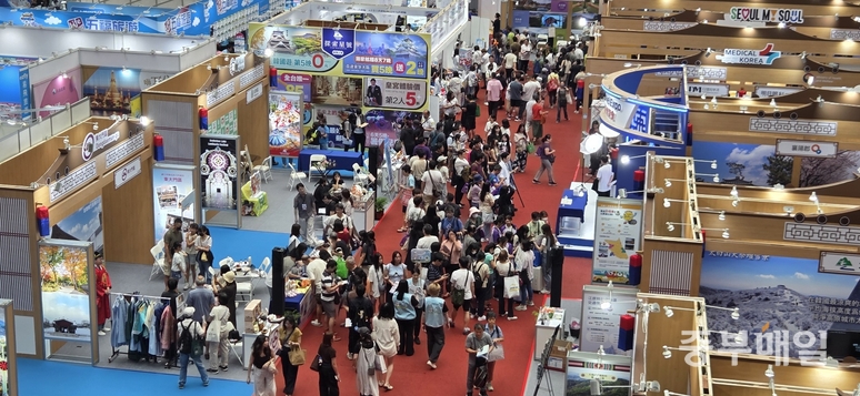 ▲ 지난 23일 대만 타이베이 세계무역센터에서 열린 ‘2026 한국여행엑스포(Korea Travel Expo)’ 행사장이 현지 관람객들로 붐비고 있다. 한국 45개 지방자치단체와 관광기관, 기업 등이 참가한 이번 행사에는 4일간 약 35만명이 찾았다. / 김미나