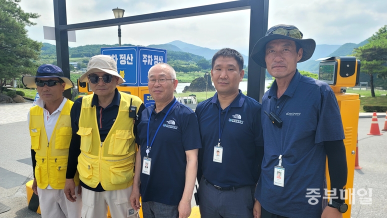 ▲ 도담삼봉 주차장 개선 현장에 나온 공사 임직원들. 오른쪽부터 김종덕씨, 강현재 차장, 이관표 사장, 김종길·이성오 씨. / 이보환