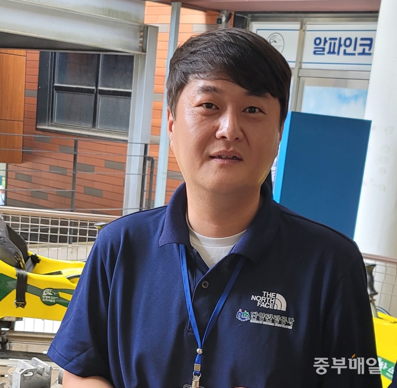 ▲ 만천하스카이워크 체험시설 안전을 책임지고 있는 이경식 주임. / 이보환