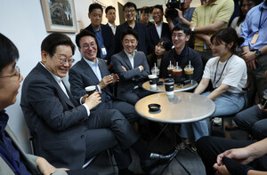 <b>이재명 대통령</b>, 구내식당 식사 후 기자들과 깜짝 <b>티타임</b>