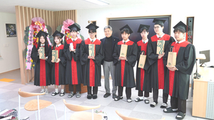 심천중 졸업생에게 선물 전달한 박정훈 변호사