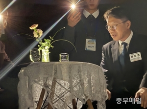 [중부안테나] '충남교육감 도전' 한상경, 정전 속 출판기념회 - 뉴스 썸네일 이미지